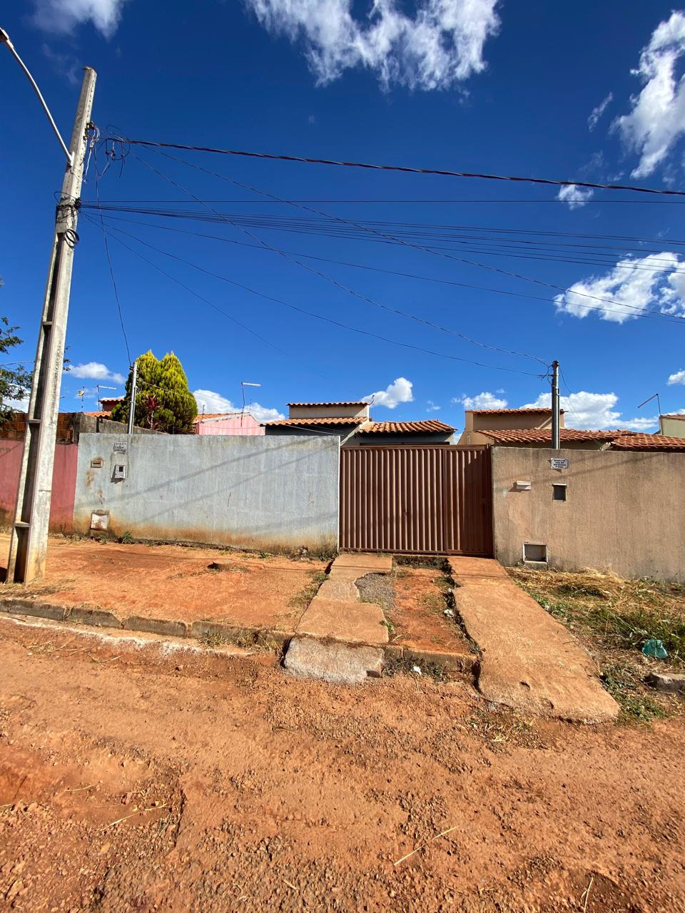 Casa térrea em rua de terra